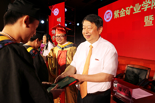陈景河出席福大金年会官方网站入口学院2017届毕业典礼 勉励毕业生：立大志、善学习、正心性